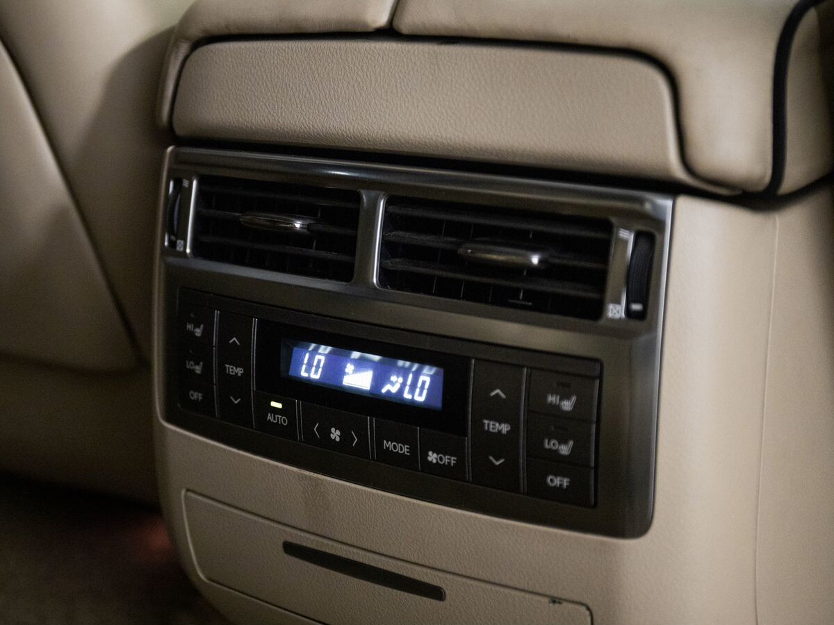 Lexus LX570 2011 - фото автомобиля