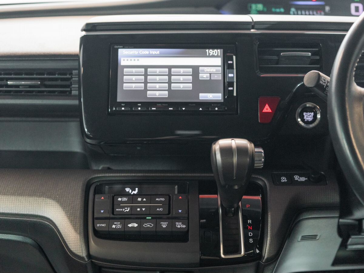 Honda Stepwgn 2015 - фото автомобиля