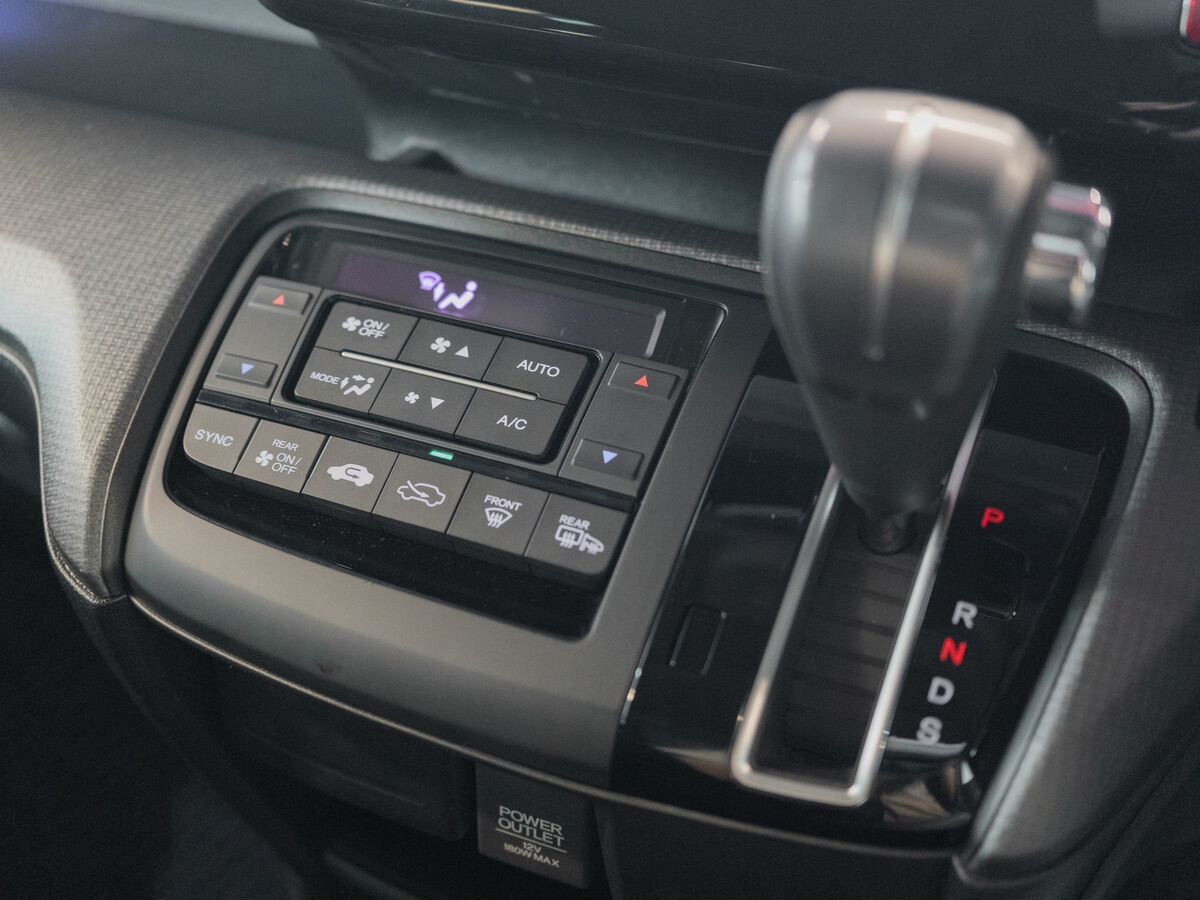 Honda Stepwgn 2015 - фото автомобиля