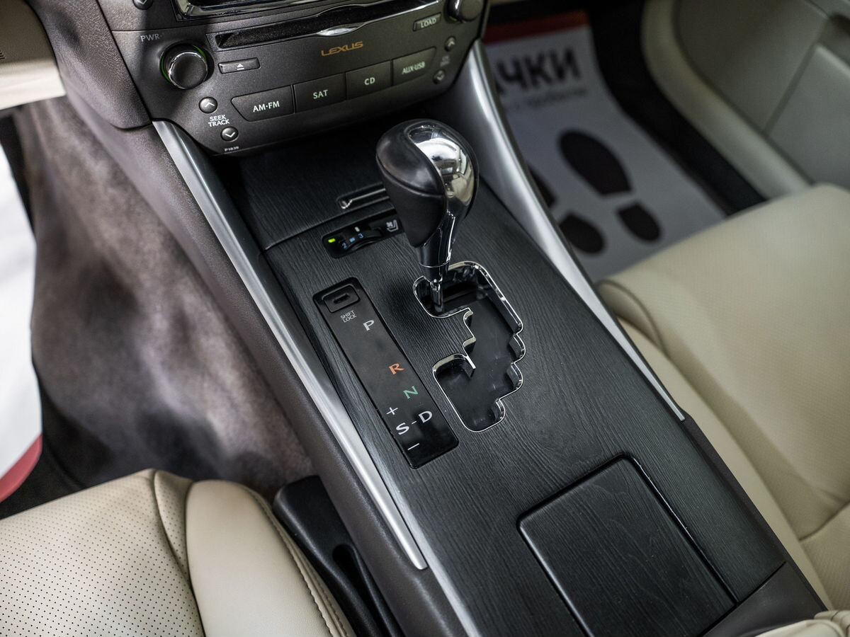 Lexus IS 2011 - фото автомобиля