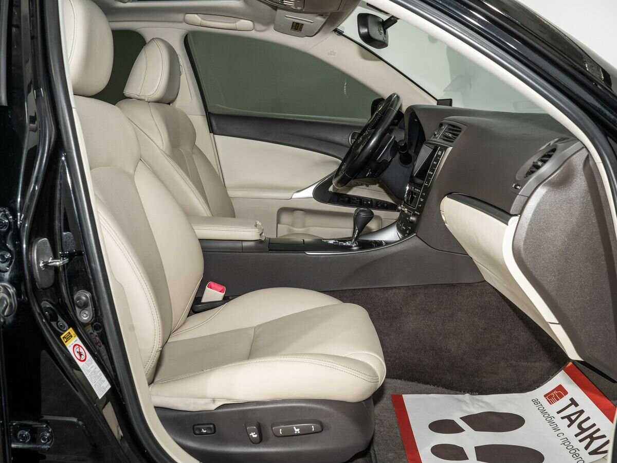 Lexus IS 2011 - фото автомобиля
