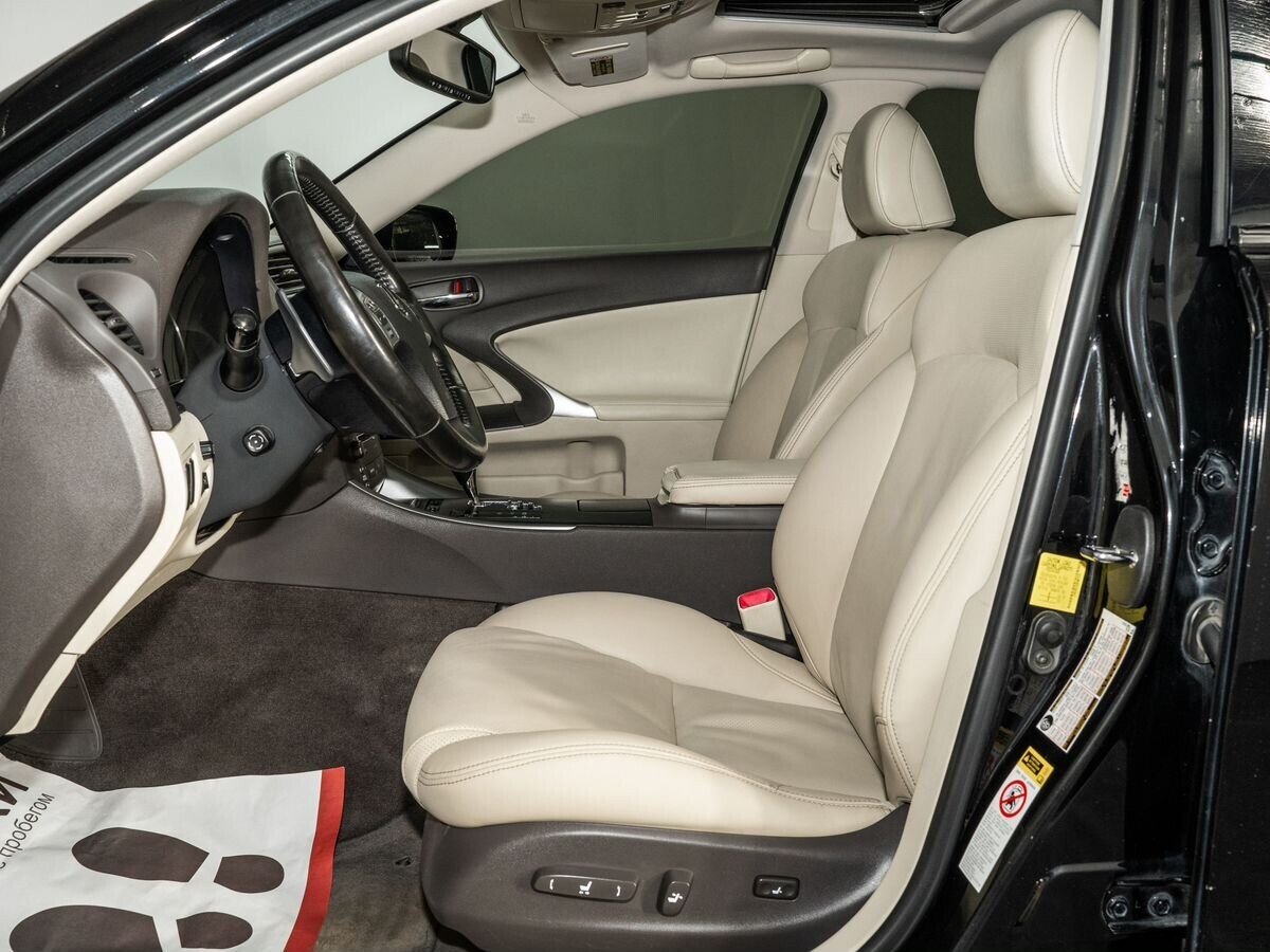 Lexus IS 2011 - фото автомобиля