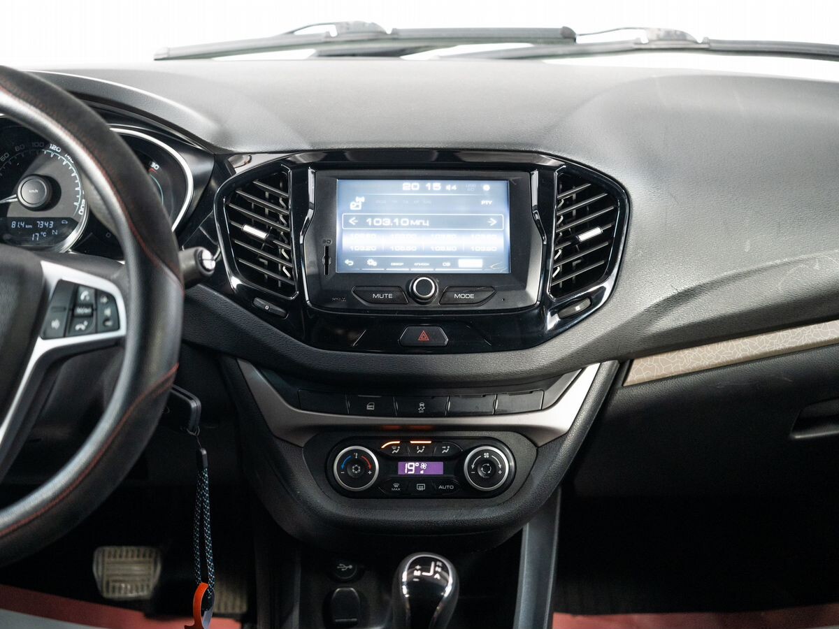 Lada (ВАЗ) Vesta 2017 - фото автомобиля