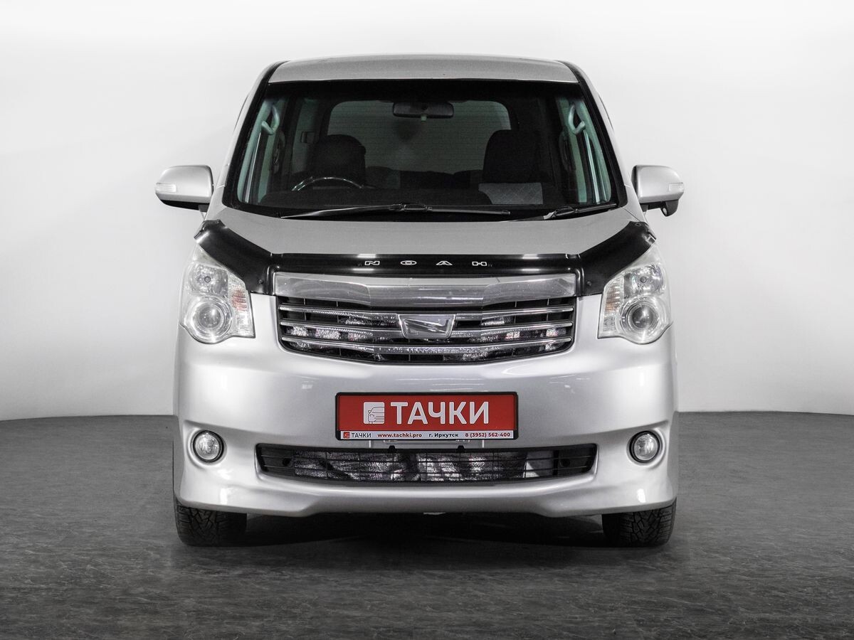 Toyota Noah 2012 - фото автомобиля