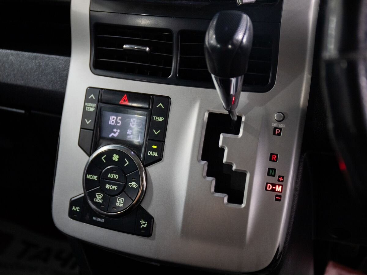 Toyota Noah 2012 - фото автомобиля