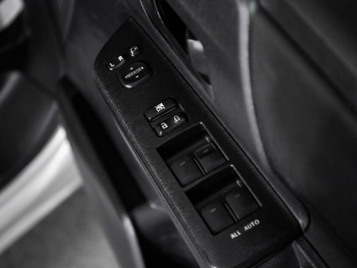 Toyota Noah 2012 - фото автомобиля