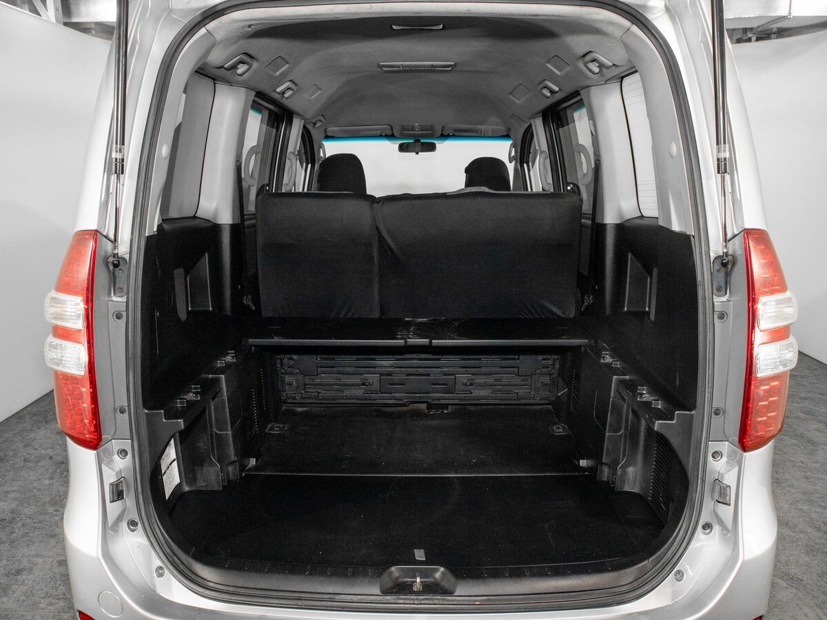 Toyota Noah 2012 - фото автомобиля