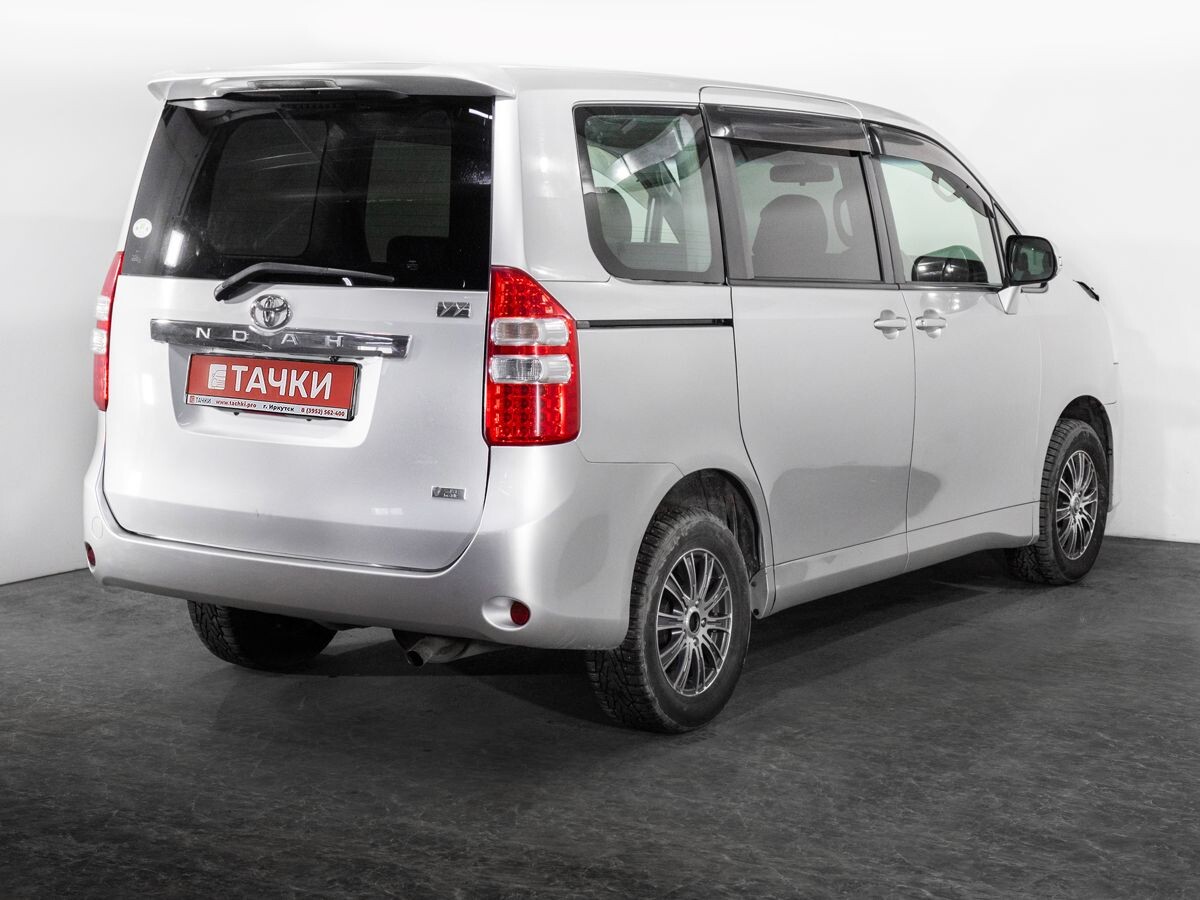 Toyota Noah 2012 - фото автомобиля
