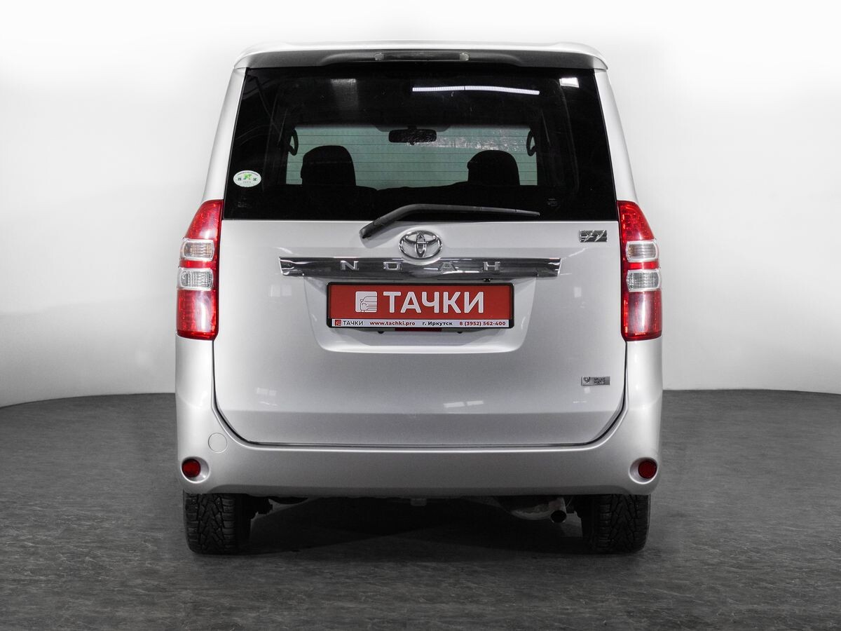 Toyota Noah 2012 - фото автомобиля