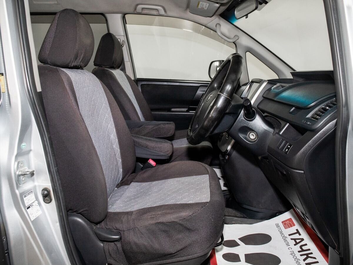 Toyota Noah 2012 - фото автомобиля