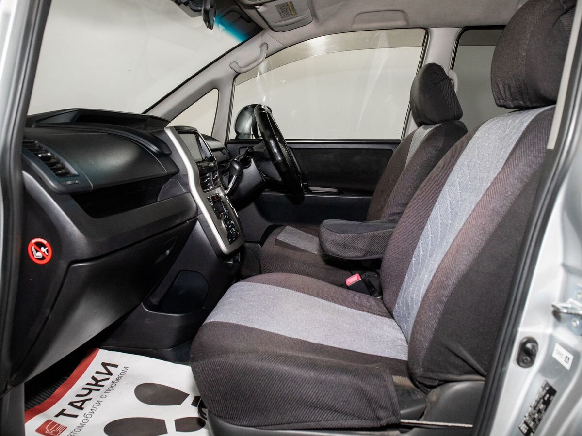 Toyota Noah 2012 - фото автомобиля