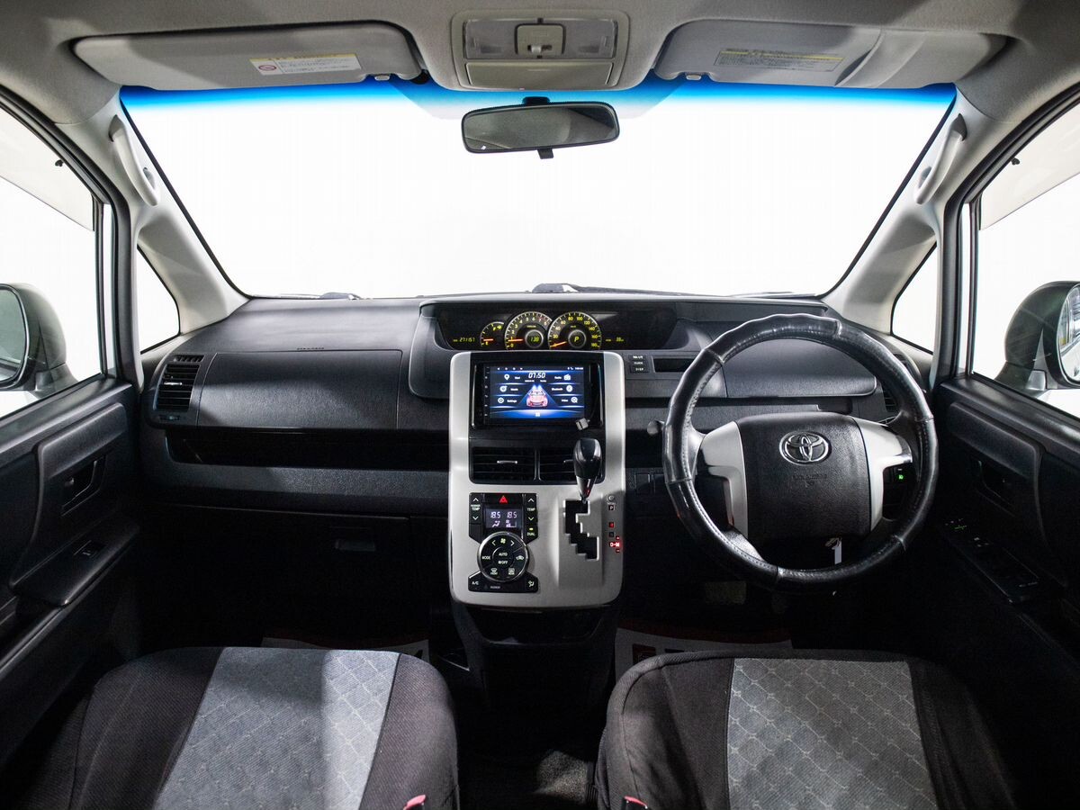 Toyota Noah 2012 - фото автомобиля