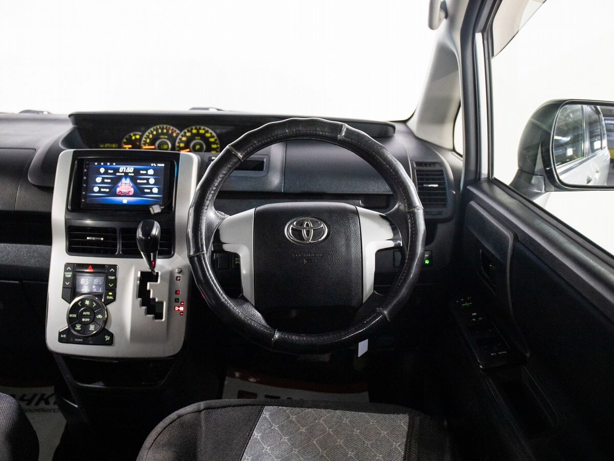 Toyota Noah 2012 - фото автомобиля