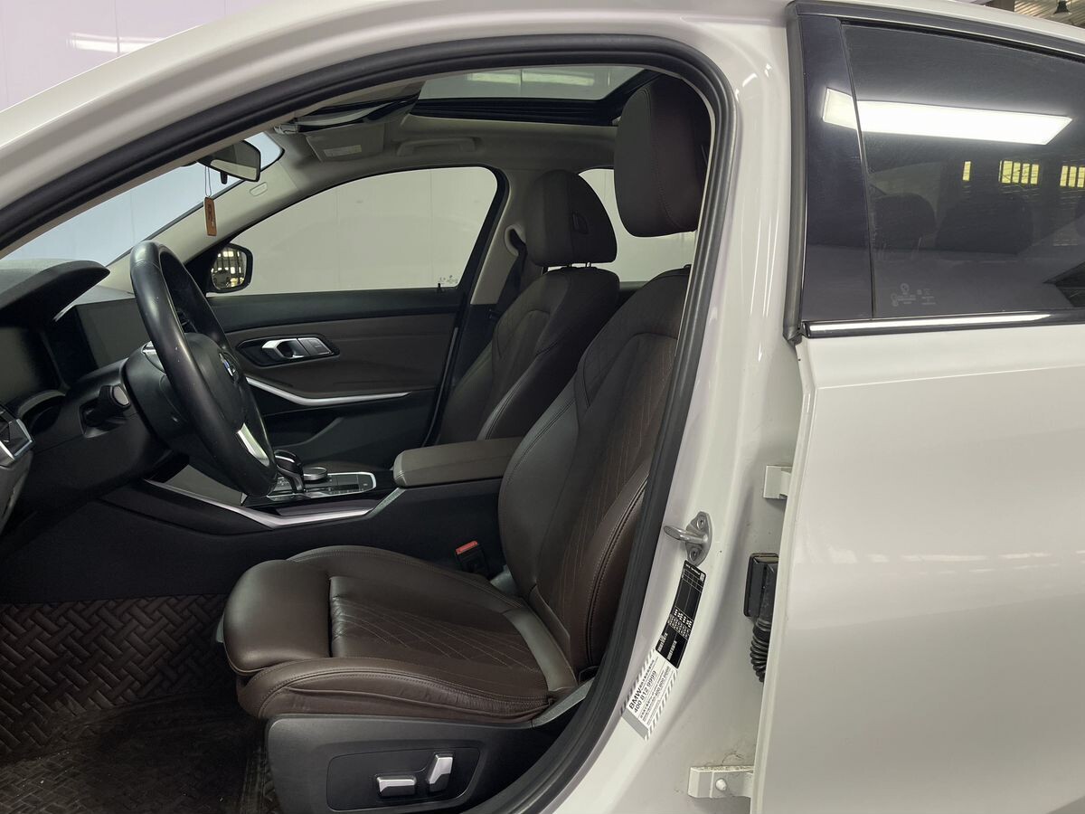 BMW 3 серии 2021 - фото автомобиля