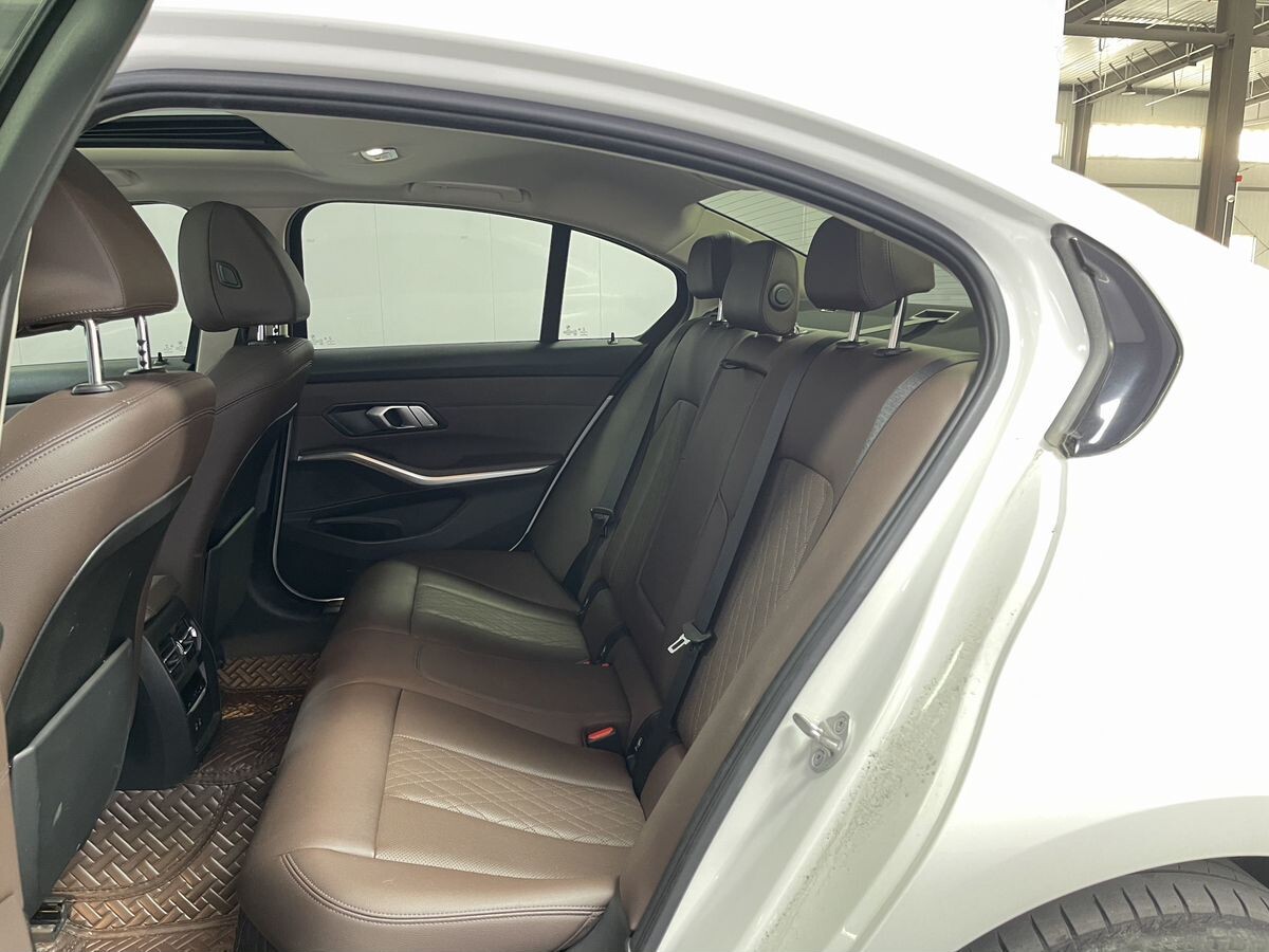 BMW 3 серии 2021 - фото автомобиля