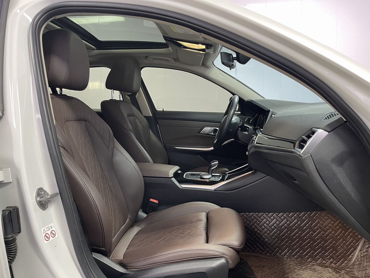 BMW 3 серии 2021 - фото автомобиля