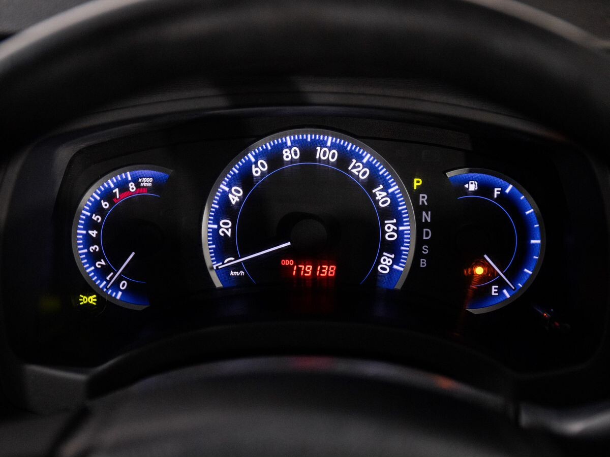 Toyota Isis 2013 - фото автомобиля