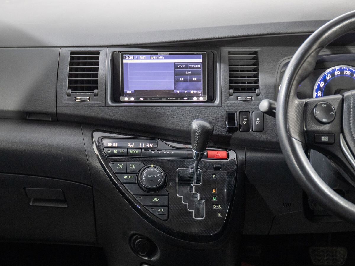 Toyota Isis 2013 - фото автомобиля