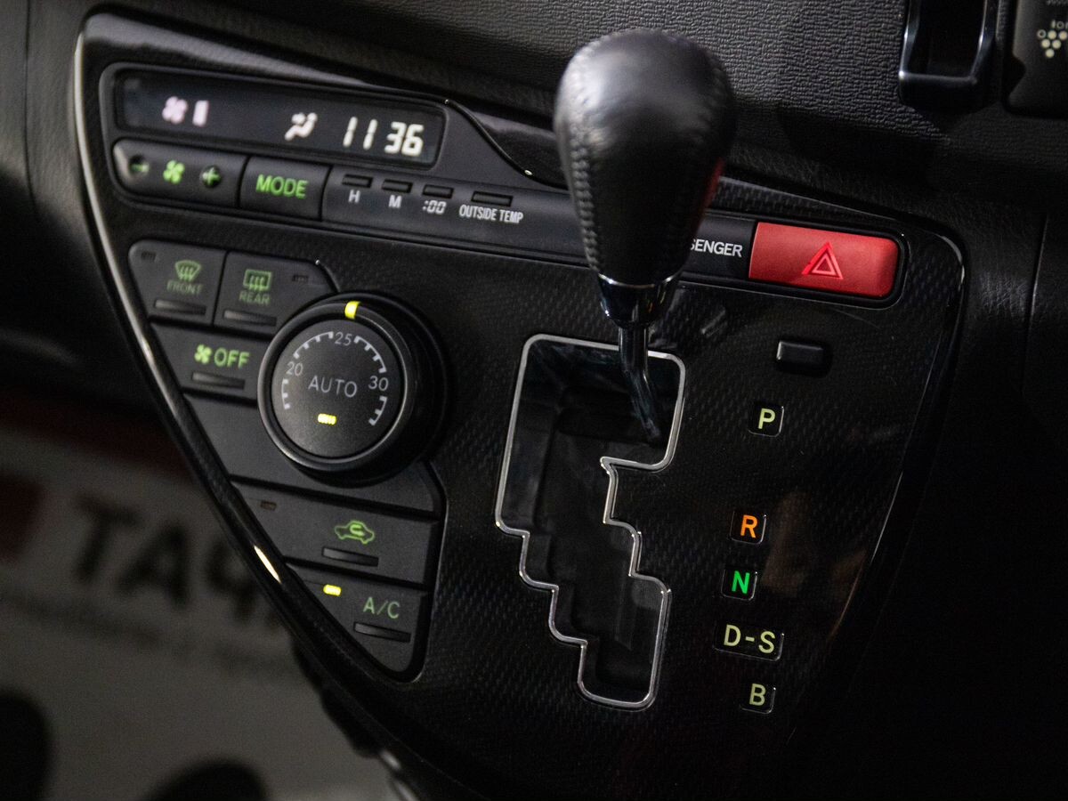 Toyota Isis 2013 - фото автомобиля