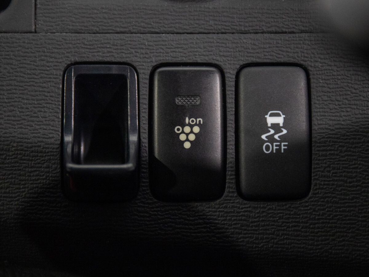 Toyota Isis 2013 - фото автомобиля