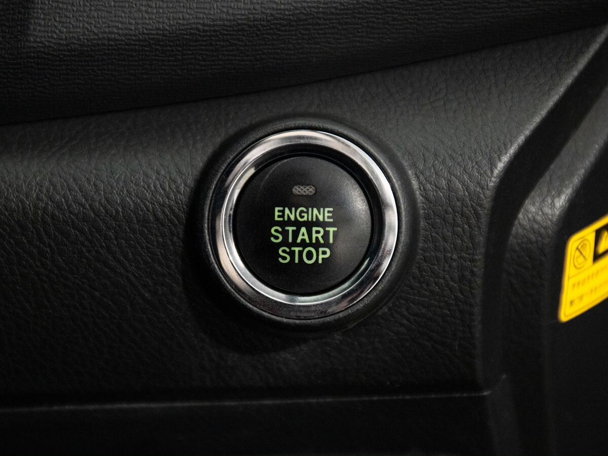 Toyota Isis 2013 - фото автомобиля