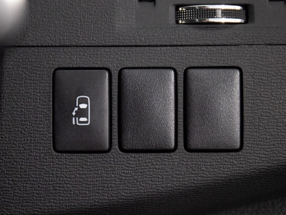 Toyota Isis 2013 - фото автомобиля