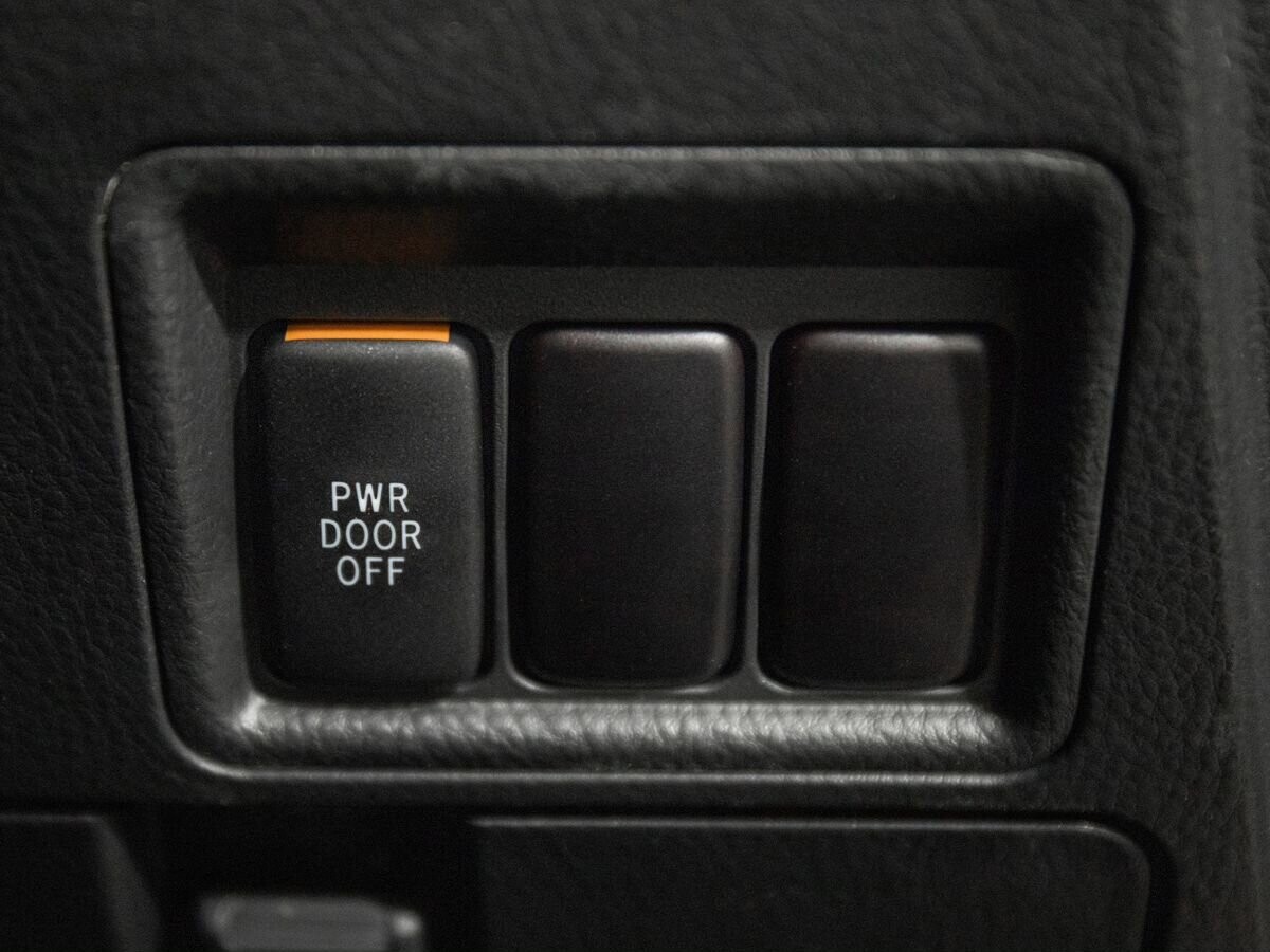 Toyota Isis 2013 - фото автомобиля