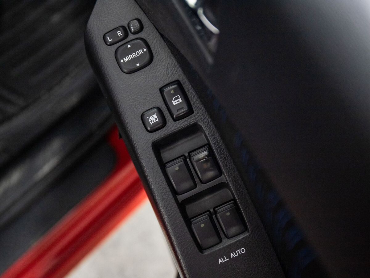 Toyota Isis 2013 - фото автомобиля