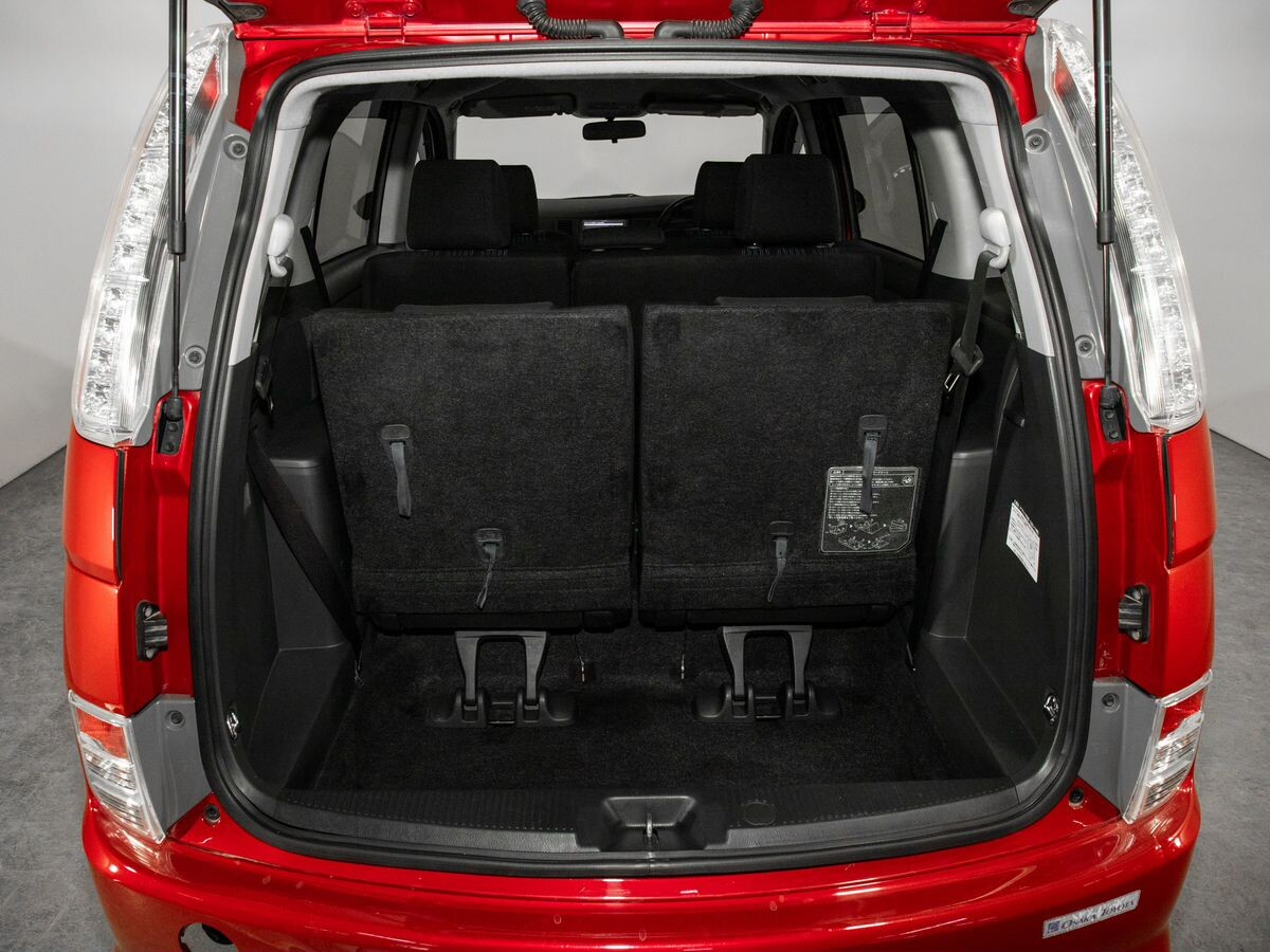 Toyota Isis 2013 - фото автомобиля