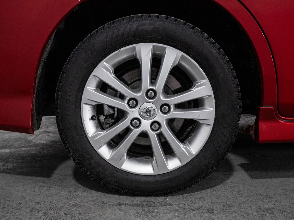 Toyota Isis 2013 - фото автомобиля