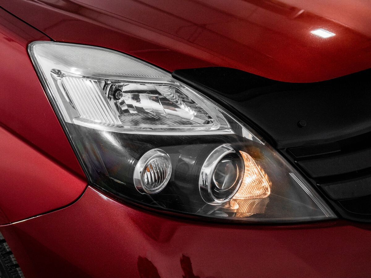 Toyota Isis 2013 - фото автомобиля