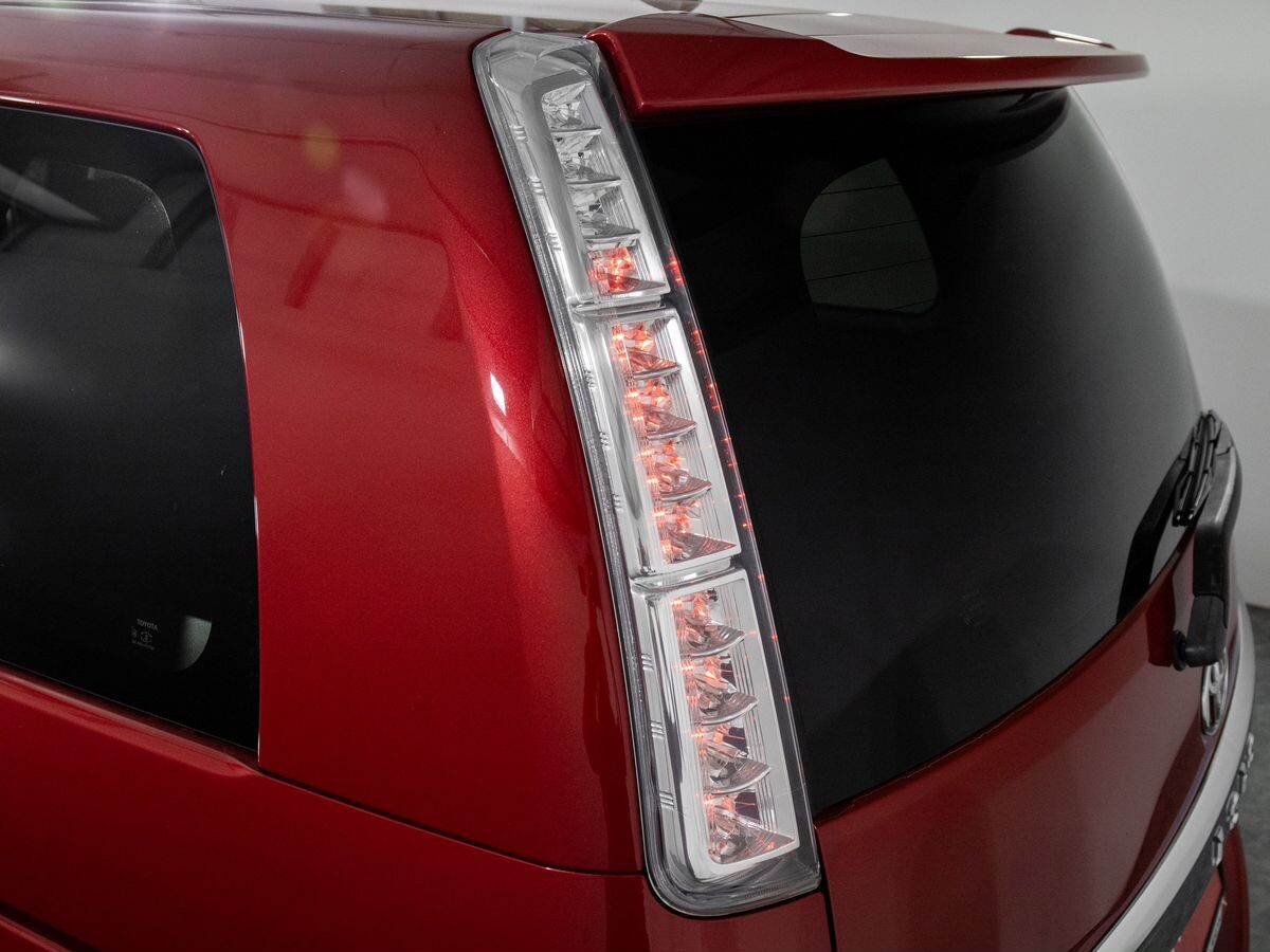 Toyota Isis 2013 - фото автомобиля