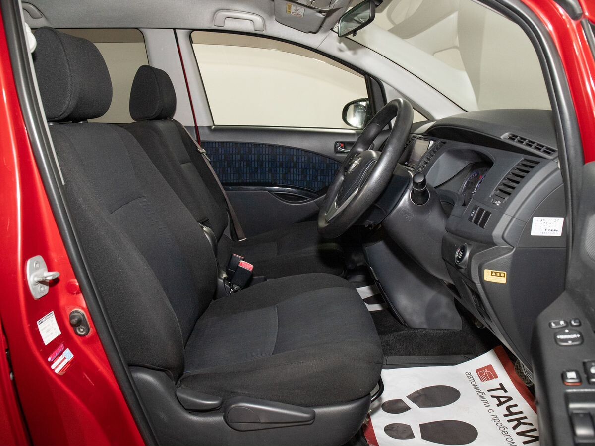 Toyota Isis 2013 - фото автомобиля