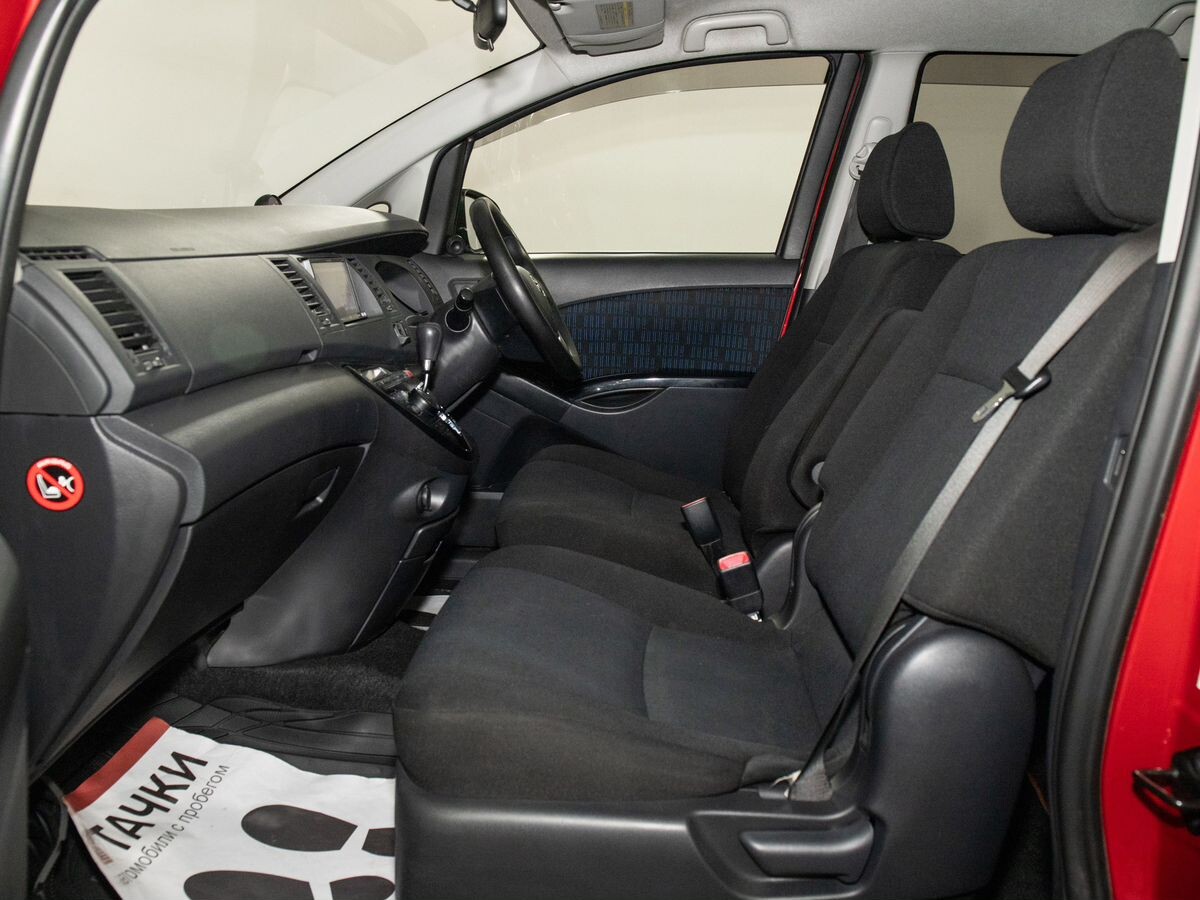 Toyota Isis 2013 - фото автомобиля