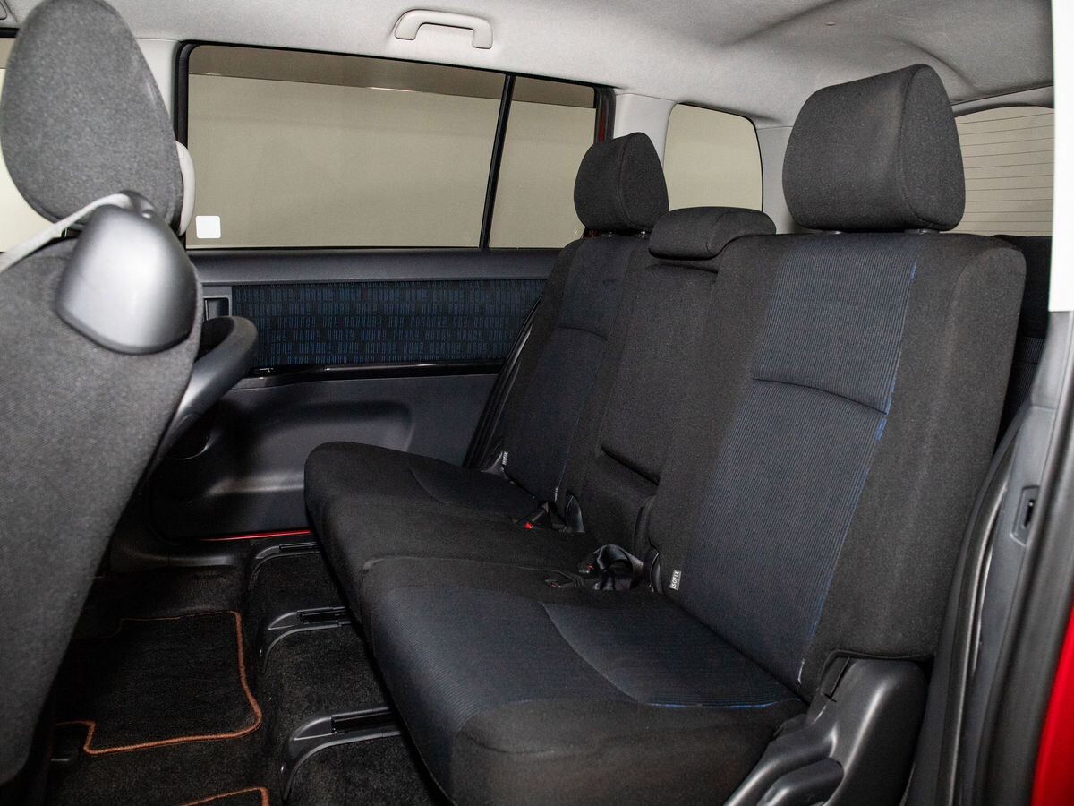 Toyota Isis 2013 - фото автомобиля