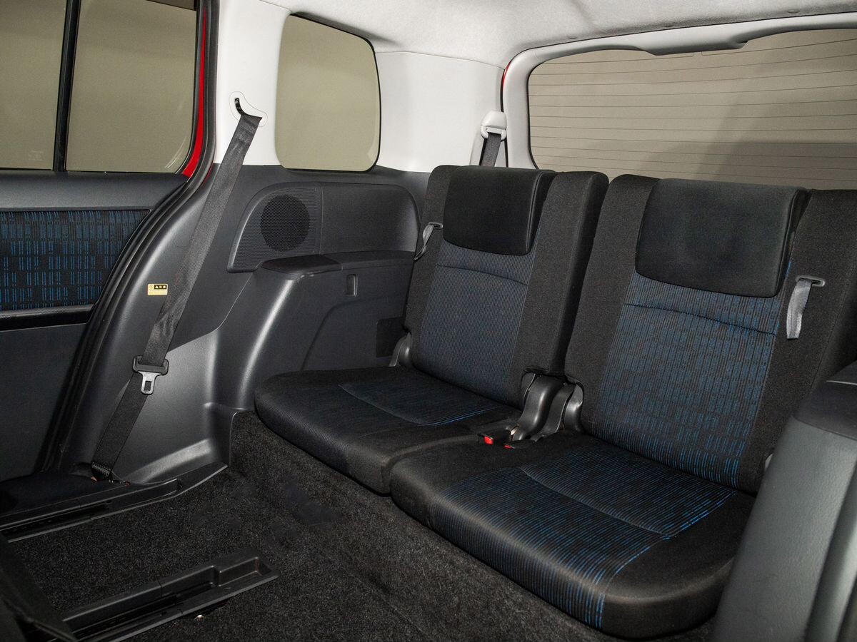 Toyota Isis 2013 - фото автомобиля