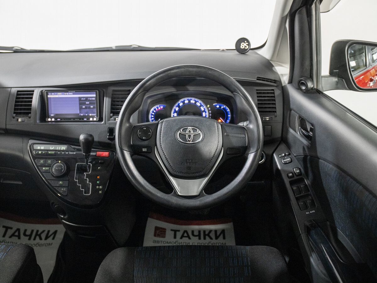 Toyota Isis 2013 - фото автомобиля