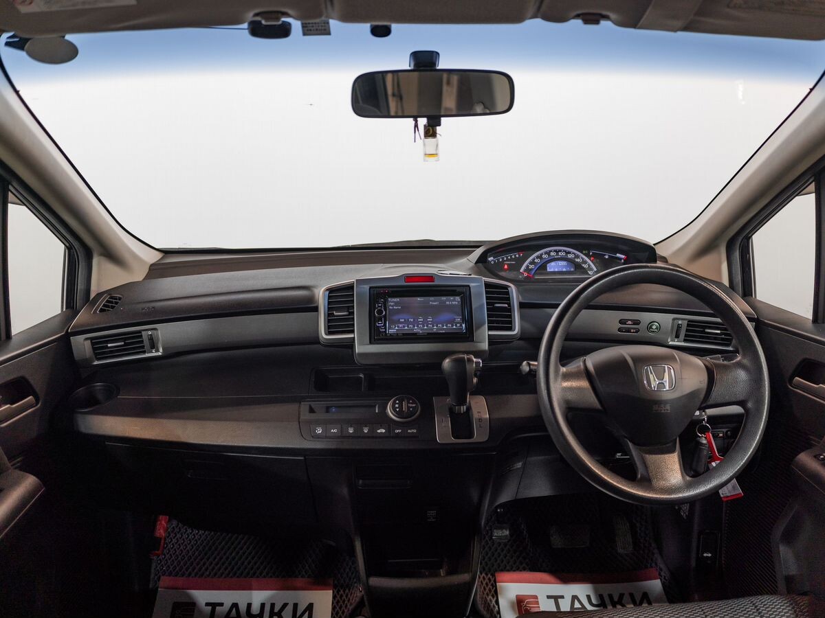 Honda Freed 2010 - фото автомобиля