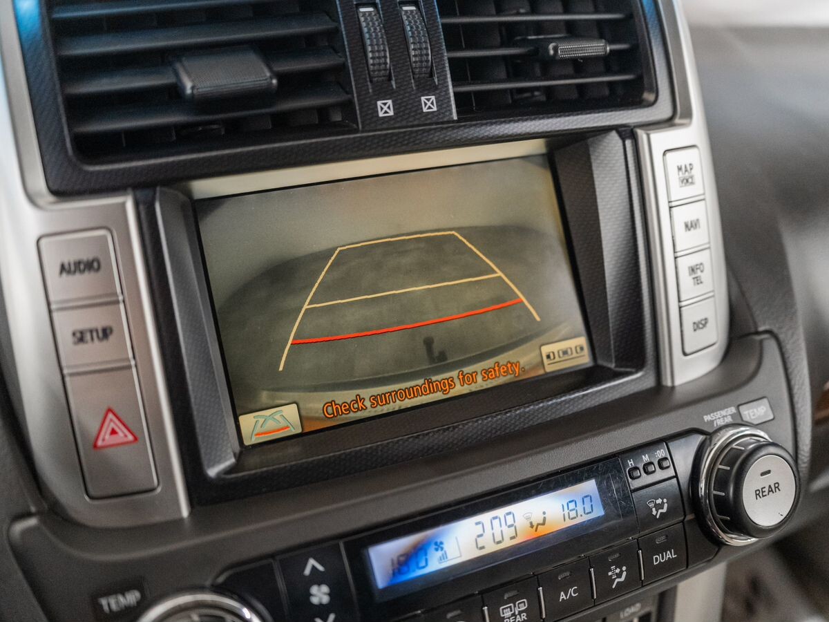 Toyota Land Cruiser Prado 2010 - фото автомобиля