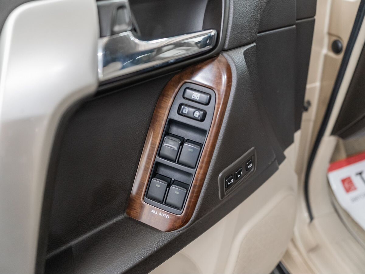 Toyota Land Cruiser Prado 2010 - фото автомобиля