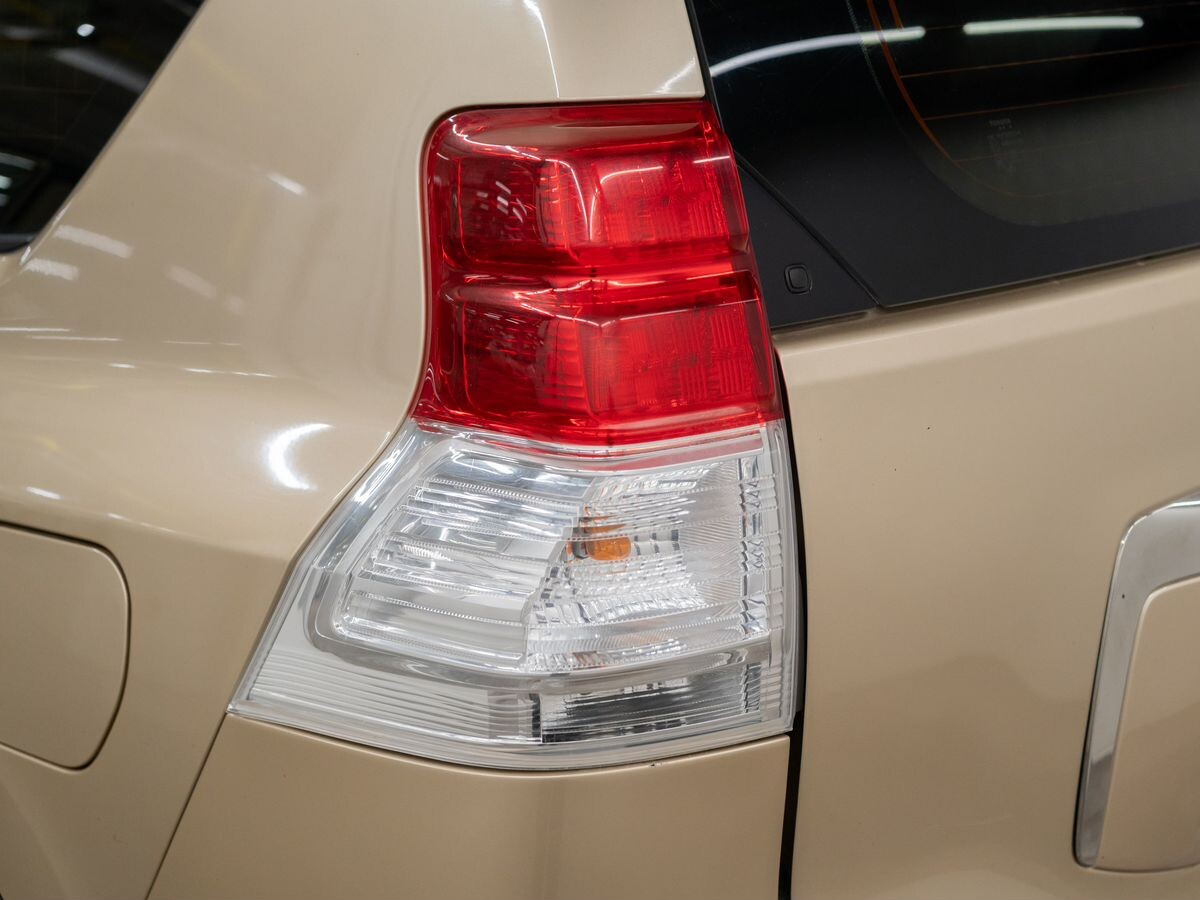 Toyota Land Cruiser Prado 2010 - фото автомобиля