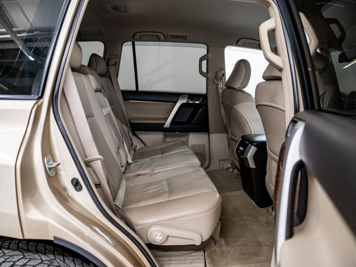 Toyota Land Cruiser Prado 2010 - фото автомобиля