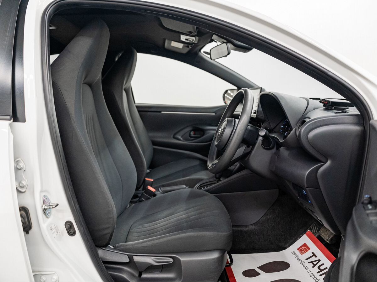 Toyota Yaris 2021 - фото автомобиля