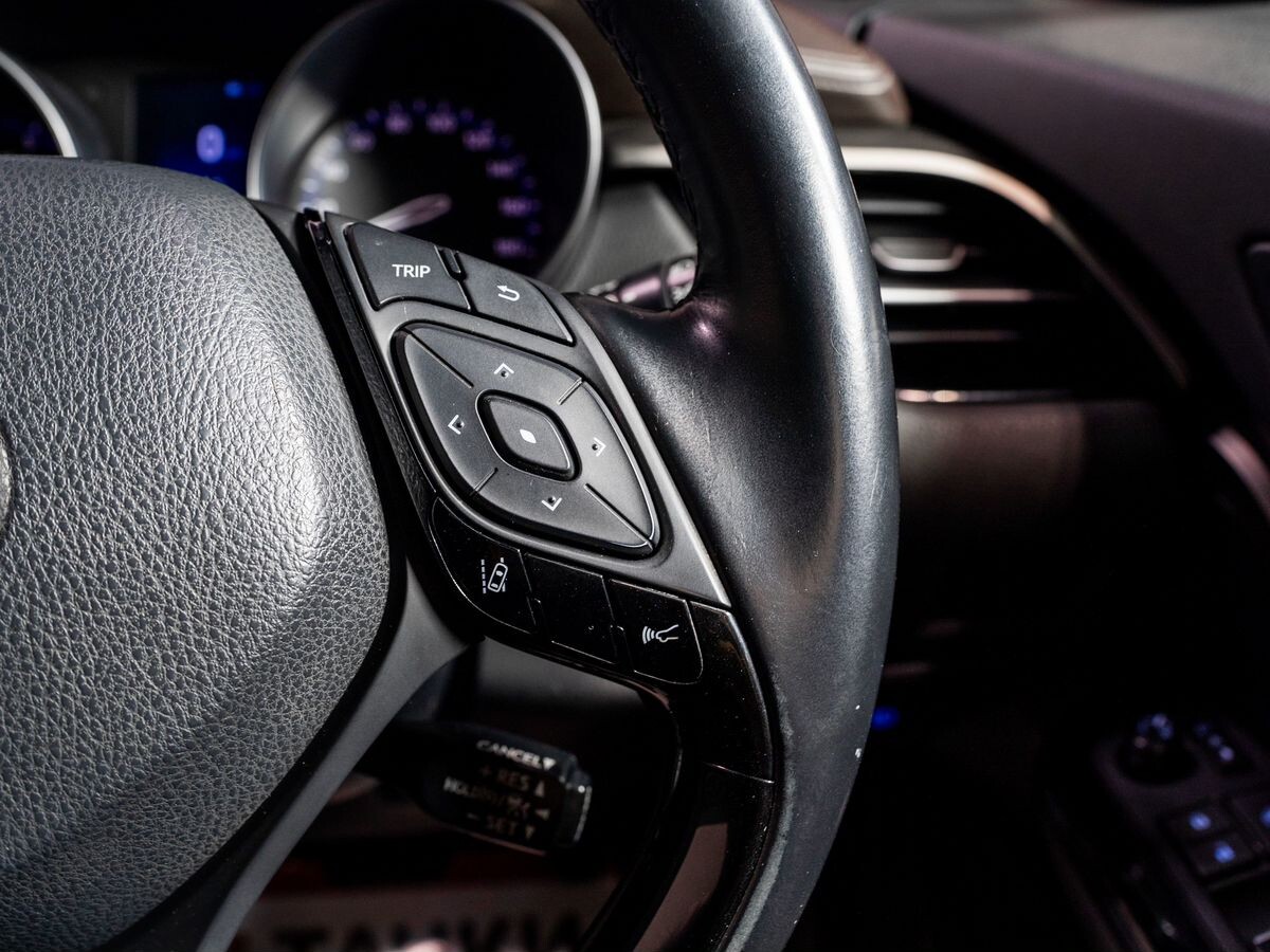 Toyota C-HR 2018 - фото автомобиля