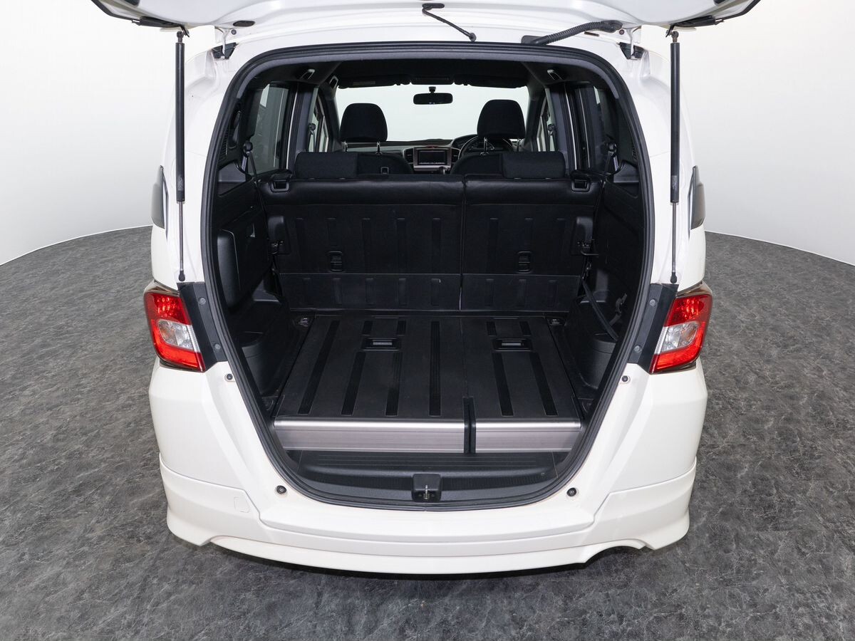 Honda Freed Spike 2011 - фото автомобиля