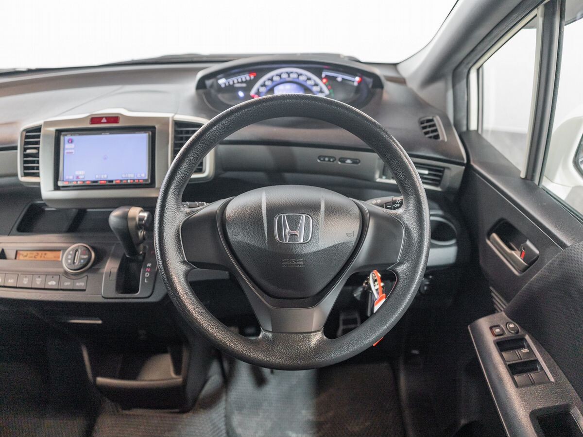Honda Freed Spike 2011 - фото автомобиля