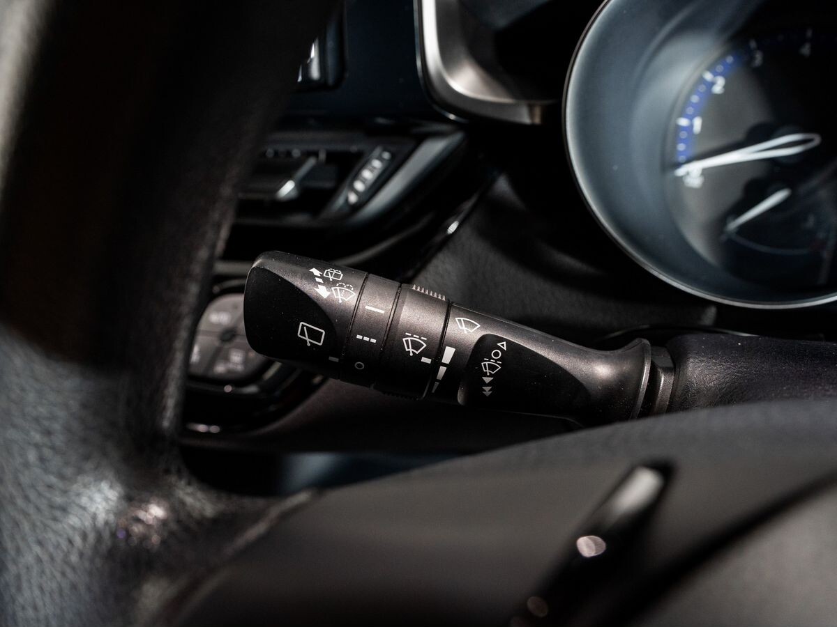 Toyota C-HR 2019 - фото автомобиля