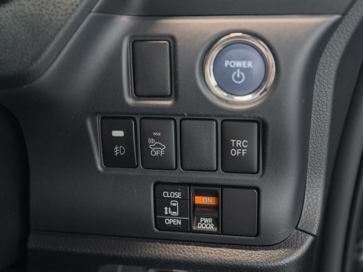 Toyota Noah 2015 - фото автомобиля