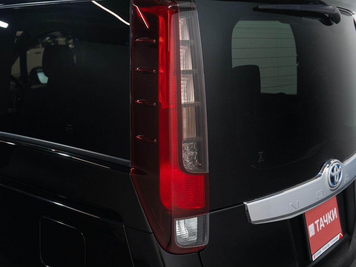 Toyota Noah 2015 - фото автомобиля