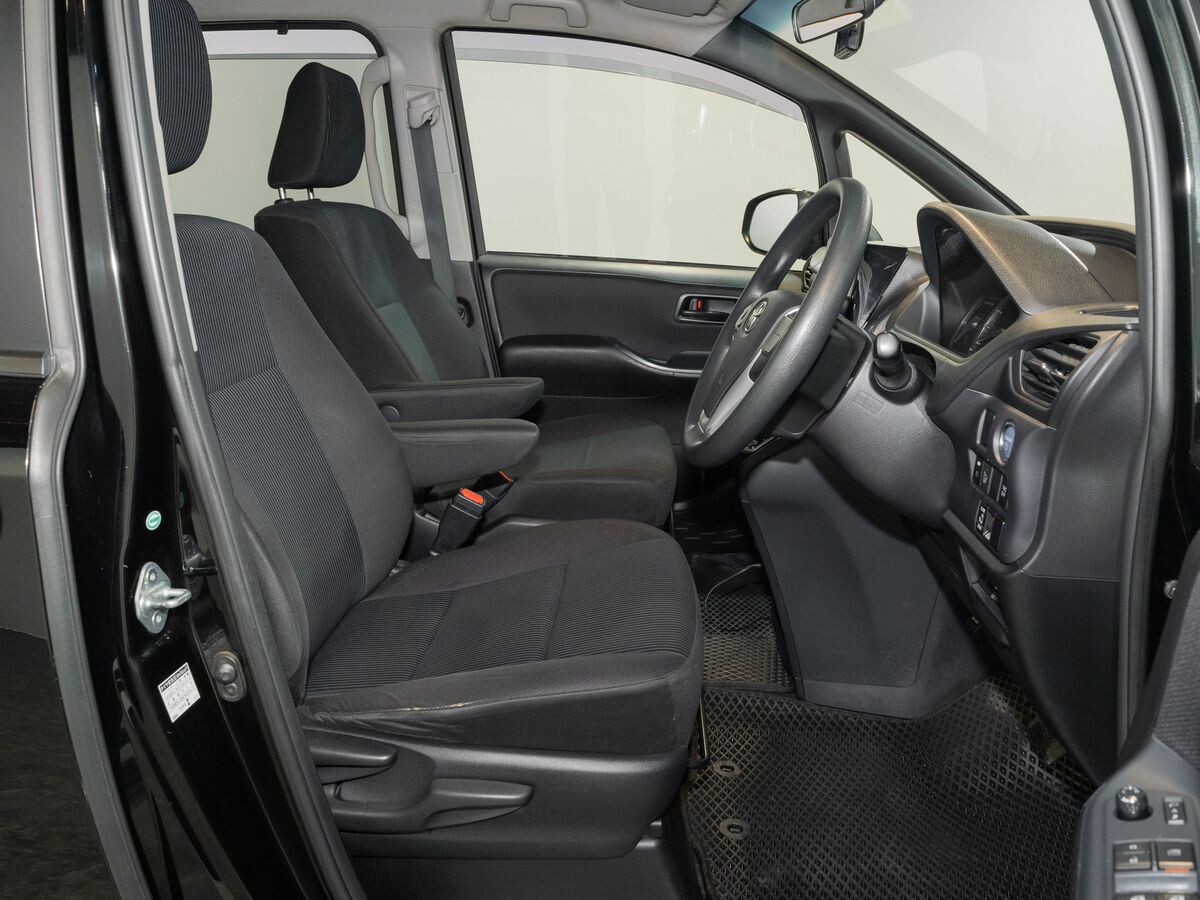 Toyota Noah 2015 - фото автомобиля